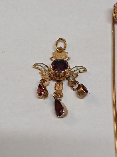 PENDENTIF en or 18K et émaux (manques) et...