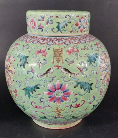 CHINA, QING DYNASTY

A pair of lidded ginger...