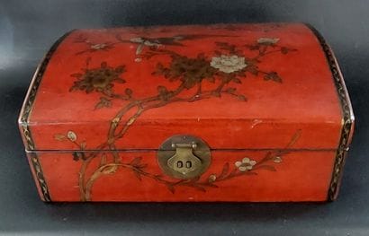 CHINA

Large leather-lined box decorated...