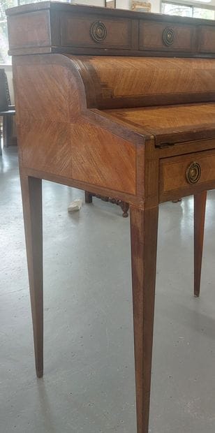 PETIT BUREAU A CYLINDRE en bois de placage...