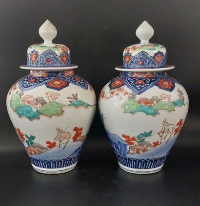 IMARI

Paire de potiches couvertes en porcelaine,...