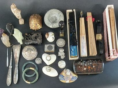 Lot of display items including: 

- assorted...