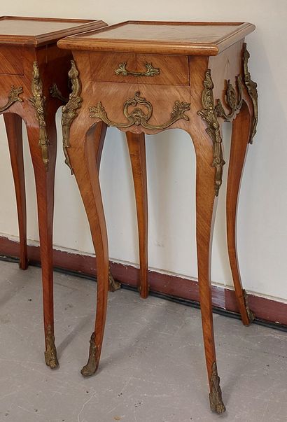 PAIRE DE CHEVETS en bois de placage garni...