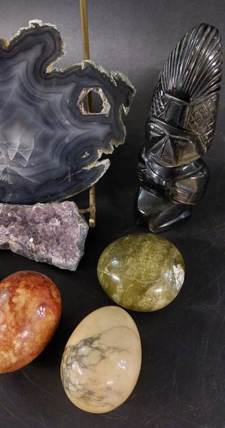 Set of gemstones including:

- 1 Inca obsidian...