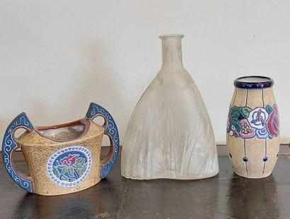 AMPHORA

Deux vases en céramique à décor...