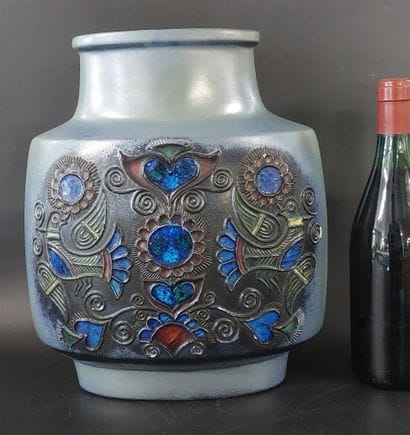 QUIMPER, TABURET 

Large, flat-shaped vase...