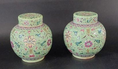 CHINA, QING DYNASTY

A pair of lidded ginger...