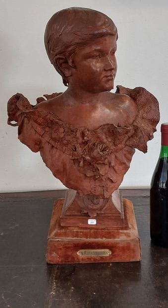 A. CHANNEBOUX 

Buste de jeune femme en terre...