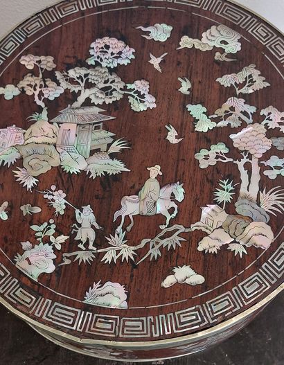 ASIE

Boîte ronde en bois incrusté de nacre...
