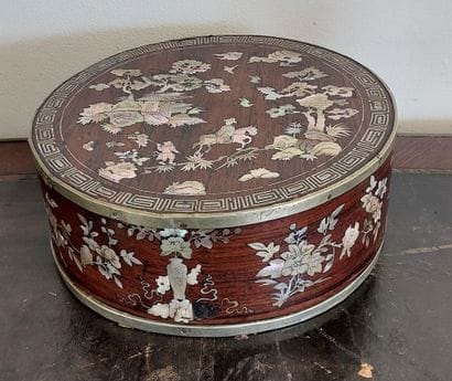 ASIE

Boîte ronde en bois incrusté de nacre...