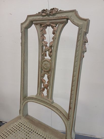 PAIRE DE CHAISES en bois laqué, dossier ajouré,...