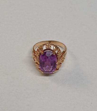 BAGUE en or 14K et pierre de couleur améthyste

T...