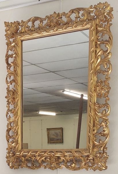 MIROIR en bois doré ajouré à décor de feuillage

78...