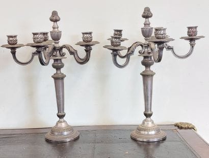 PAIRE DE CHANDELIERS en bronze argenté, cinq...