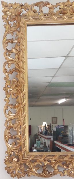 MIROIR en bois doré ajouré à décor de feuillage

78...