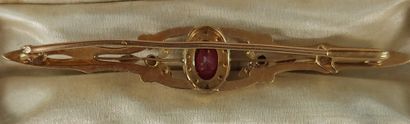 BROCHE en or 18K, pierres blanches et pierre...