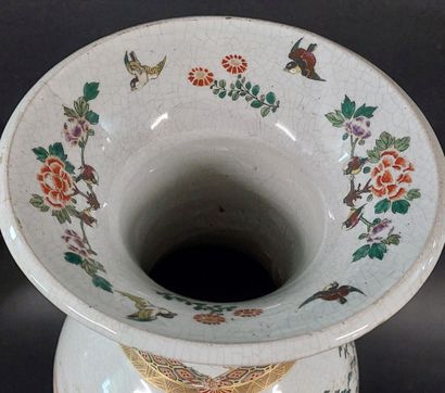 JAPAN

Large vase decorated with figures...
