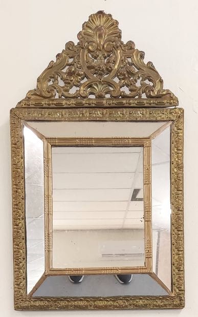 MIROIR à parecloses en cuivre repoussé et...