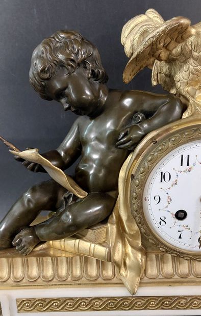 PENDULE à l'allégorie de la sculpture, bronze...