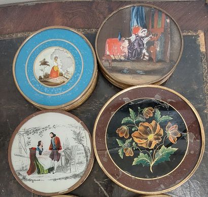 LOT de boîtes à dragés à décor de pêcheurs,...