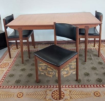 TABLE DE SALLE A MANGER SCANDINAVE en teck...