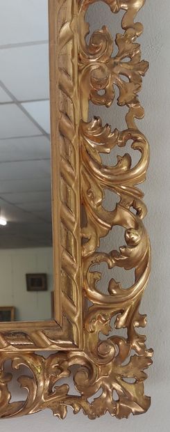 MIROIR en bois doré ajouré à décor de feuillage

78...