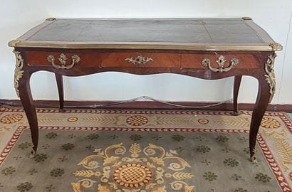 BUREAU PLAT en bois de placage garni de bronzes...