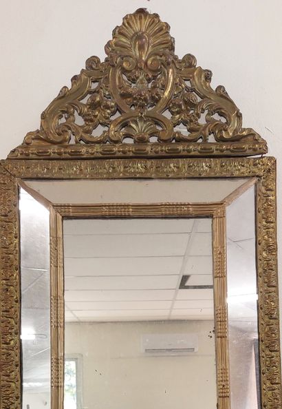 MIROIR à parecloses en cuivre repoussé et...