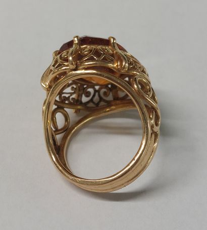 18K gold ring with an orange stone 

Size:...