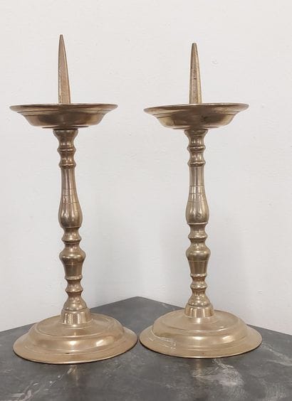 PAIRE DE PIQUE-CIERGES en bronze aux fûts...