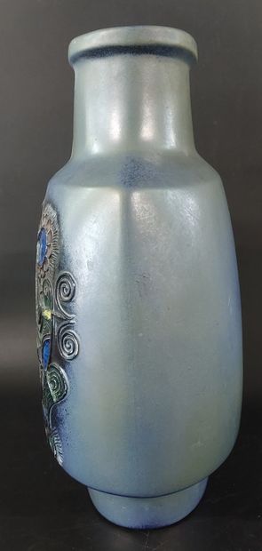 QUIMPER, TABURET 

Large, flat-shaped vase...