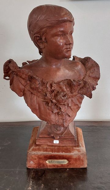 A. CHANNEBOUX 

Buste de jeune femme en terre...