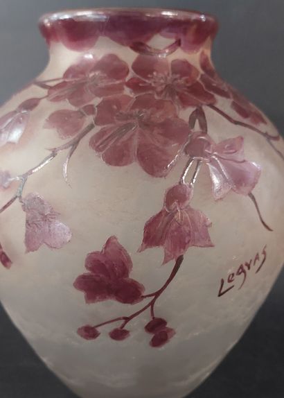 LEGRAS

Vase en verre à décor de feuillage...