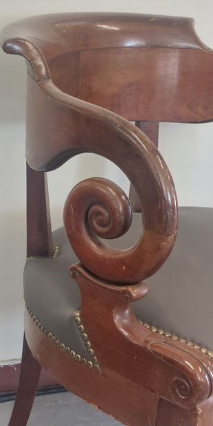 FAUTEUIL DE BUREAU en placage d'acajou, accotoirs...