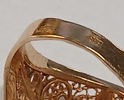 BAGUE en or 14K et pierre de couleur rubis

T...