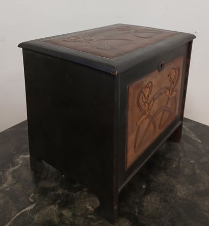 COFFRET A CIGARES en bois peint et cuir repoussé...