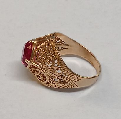 BAGUE en or 14K et pierre de couleur rubis

T...