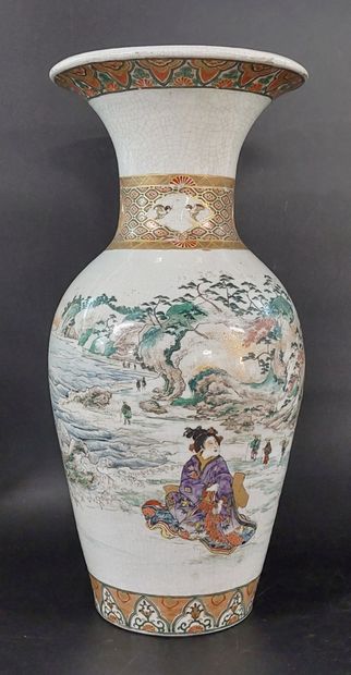 JAPAN

Large vase decorated with figures...