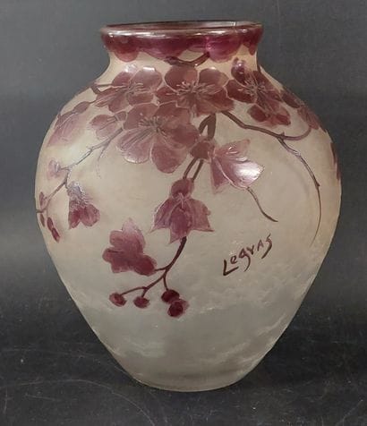 LEGRAS

Vase en verre à décor de feuillage...