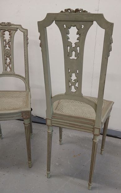 PAIRE DE CHAISES en bois laqué, dossier ajouré,...