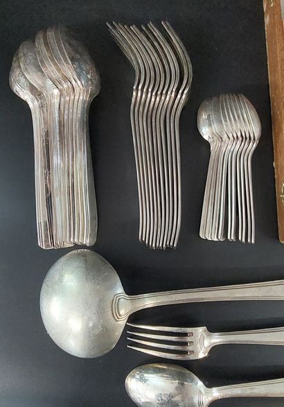 Metal CUTLERY SET consisting of: 

- 12 pieces...