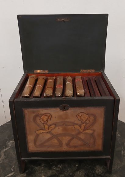 COFFRET A CIGARES en bois peint et cuir repoussé...