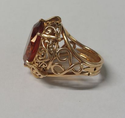 18K gold ring with an orange stone 

Size:...