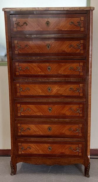 Veneered wood weekly planner, marble top

Transitional...