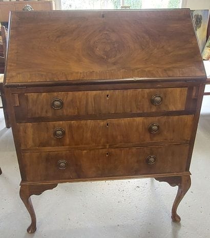 ENGLISH SLANTED DESK made of mahogany veneer,...