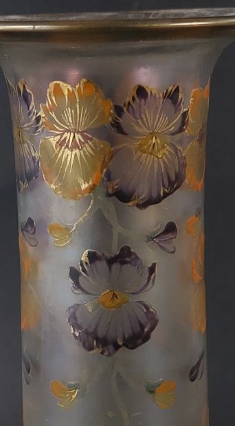 Art Nouveau-style glass vase with pansy decoration

H:...