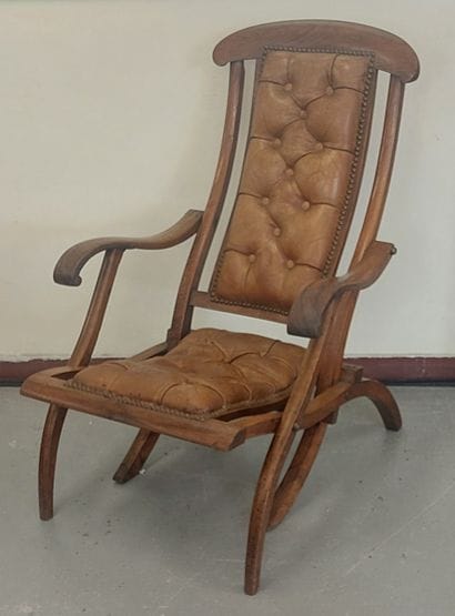 FAUTEUIL DE REPOS pliant en noyer et cuir...