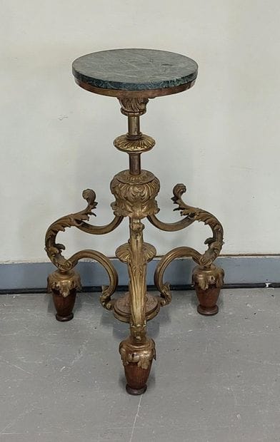 GUERIDON en bronze doré, dessus en marbre...