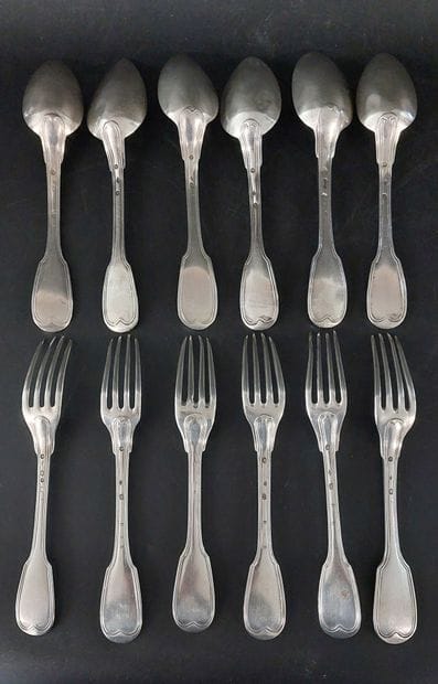 ENSEMBLE DE COUVERTS dépareillés en argent...
