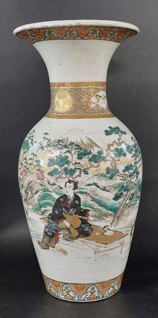 JAPAN

Large vase decorated with figures...